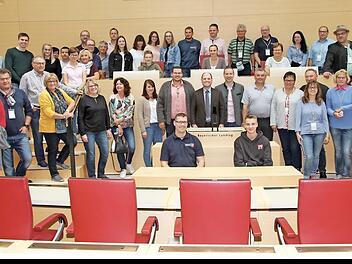 Die Feuerwehrleute aus Forchheim nahmen den Plenarsaal im Maximilianeum genau unter die Lupe. Foto: privat