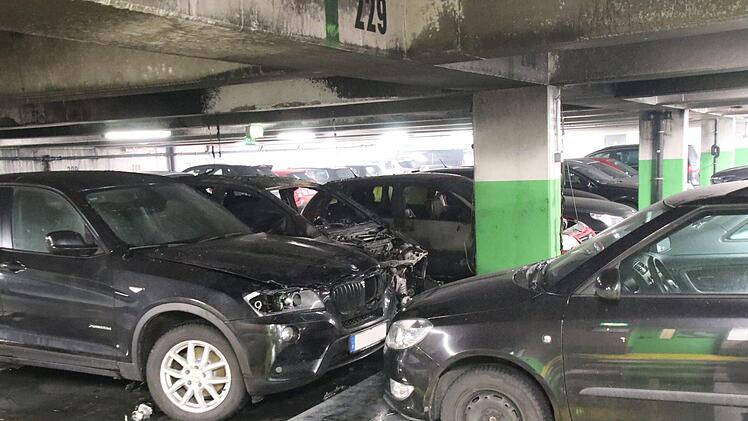 In der Bamberger Innenstadt kam es am Mittwochmittag zu einem Großeinsatz der Feuerwehr. Ein Feuer war in einer  Tiefgarage ausgebrochen. Ein Auto wurde komplett zerstört. Foto: Sebastian Schanz