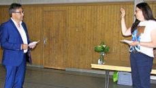 Bürgermeister Rolf Rosenbauer vereidigt Kerstin Wittmann aus Meschenbach.  Foto: Norbert Karbach