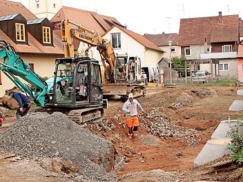 Der Untergrund hat es in sich: Für die Kindertagesstätte in Rentweinsdorf sind weitere Arbeiten erforderlich.  Fotos: Günther Geiling