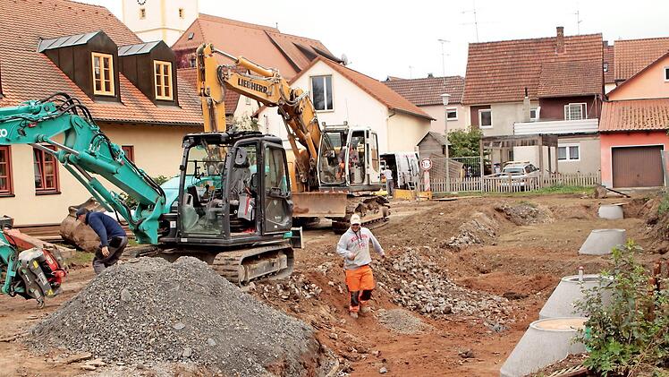 Der Untergrund hat es in sich: Für die Kindertagesstätte in Rentweinsdorf sind weitere Arbeiten erforderlich.  Fotos: Günther Geiling