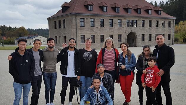 Christina Bendig und Katharina Schmidt (hinten in der Mitte) engagieren sich mit dem Freundeskreis Asyl ehrenamtlich für Geflüchtete. Das Bild entstand im Herbst 2019. Damals nahmen Ehrenamtliche und Geflüchtete an einem Workshop unter dem Titel "Wie wollen wir leben?" in der KZ-Gedenkstätte Flossenbürg teil. Die Fahrt wurde über das Bundesprogramm "Demokratie leben!" finanziert. Foto: Freundeskreis Asyl Hofheim