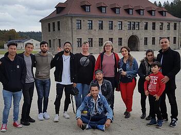 Christina Bendig und Katharina Schmidt (hinten in der Mitte) engagieren sich mit dem Freundeskreis Asyl ehrenamtlich für Geflüchtete. Das Bild entstand im Herbst 2019. Damals nahmen Ehrenamtliche und Geflüchtete an einem Workshop unter dem Titel "Wie wollen wir leben?" in der KZ-Gedenkstätte Flossenbürg teil. Die Fahrt wurde über das Bundesprogramm "Demokratie leben!" finanziert. Foto: Freundeskreis Asyl Hofheim