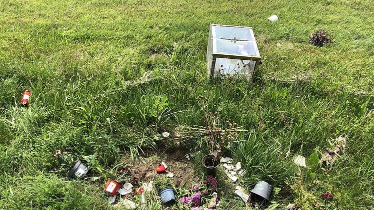 So sieht die Gedenkstelle seit Montagmorgen aus: Der Platz ist verwüstet, die Kerzen umgetreten, das Holzkreuz gestohlen. Auch das Windlicht wurde demoliert. Foto: Privat