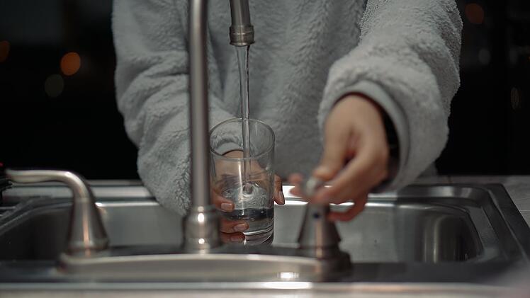 Legionellen: Wasser aus dem Hahn sollte stets kühl sein und frisch schmecken, um möglichst sicher zu sein.