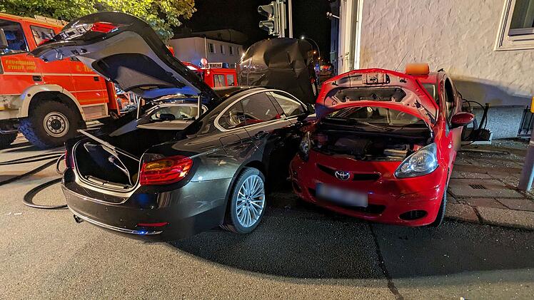 Schwerer Verkehrsunfall: BMW-Fahrer übersieht Stoppschild und verletzt Mann schwer
