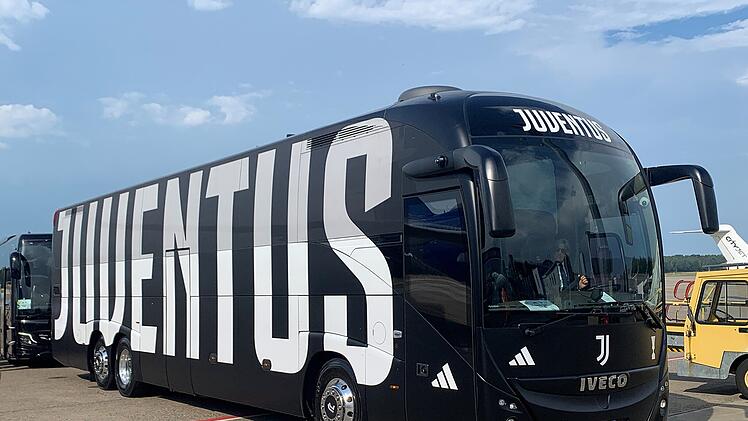 Flughafen Nürnberg: Juve Stars landen am Airport - Testspiel gegen den Club am Freitag