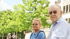 Für Manfred Gebert ist es kein Problem, mit seinem Rollator durch die Stadt zu fahren. "Naja, das Pflaster am Markt meide ich. Da muss ich halt außen herum", sagt er und seine Frau glaubt, das ist von den Coburger wohl so gewollt. Die beiden sitzen gern am Albertsplatz. Doch sie haben schon viermal beobachtet, wie Fußgänger und Fahrradfahrer an einer breiten Kante vorm Brunnen gestürzt sind. Sogar der Krankenwagen musste schon kommen. Wohnbaugeschäftsführer Andreas Heipp weiß um die Gefahrens...