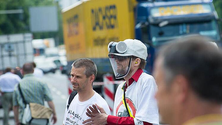 Weil sie um ihre Gesundheit fürchten, demonstrierten am Mittwoch etwa 80 Menschen gegen den Schwerlastverkehr in Würzburg.  Foto: Tobias Köpplinger