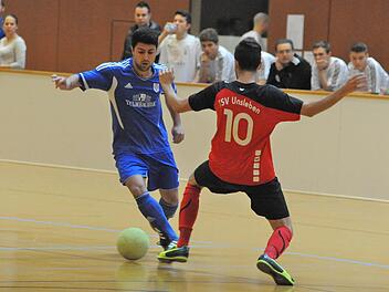 Elegante Ballführung: Ahmet Coprak (links) vom TSV Münnerstadt gegen David Fuentes Sanchez vom späteren Überraschungs-Turniersieger TSV Unsleben. Foto: Hopf