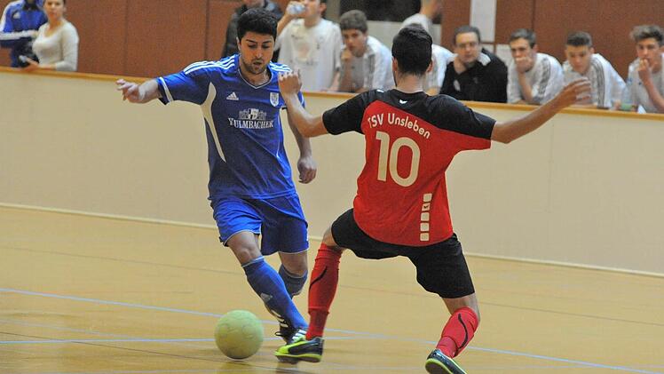 Elegante Ballführung: Ahmet Coprak (links) vom TSV Münnerstadt gegen David Fuentes Sanchez vom späteren Überraschungs-Turniersieger TSV Unsleben. Foto: Hopf