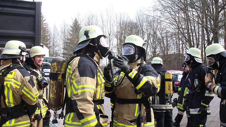 Training im Brandübungscontainer Foto: Carmen Schmitt