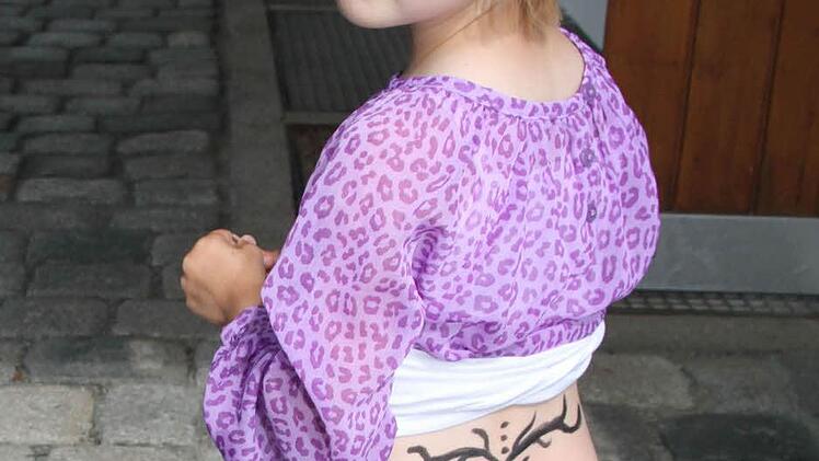 Elena Grass (3) hat sich für ihren Auftritt bei der großen Modenschau eigens ein "Arschgeweih" aufmalen lassen.