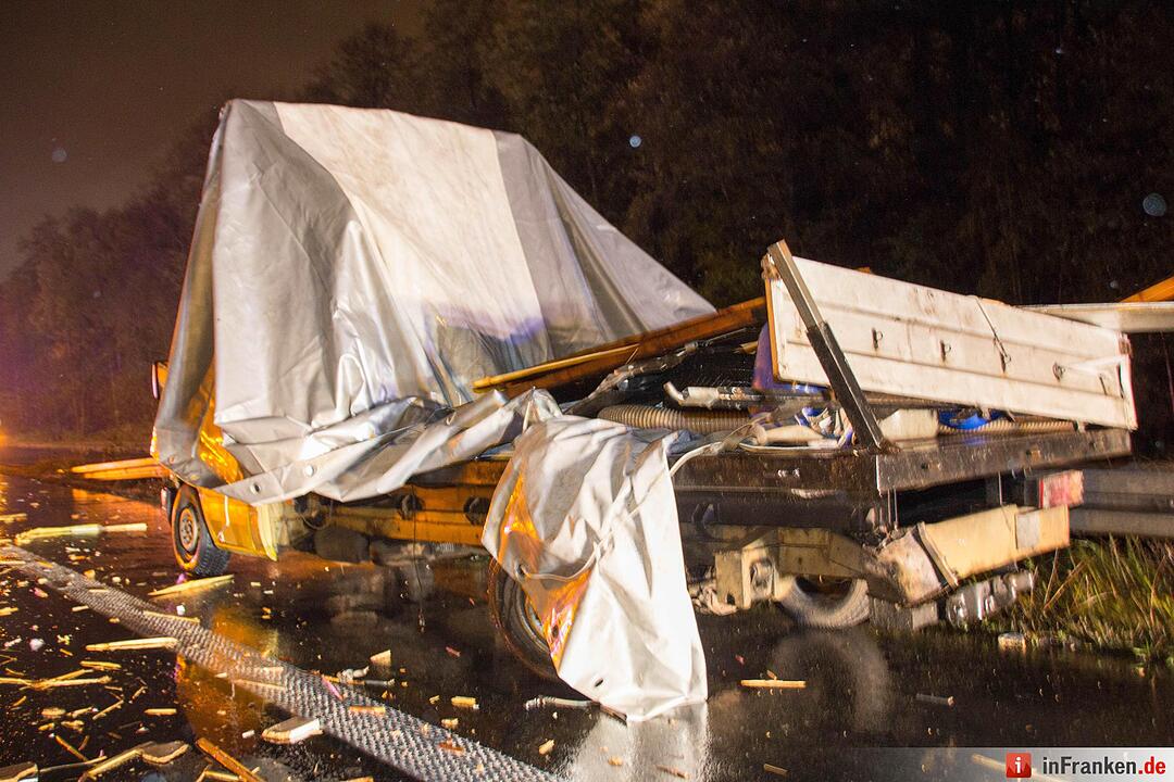 Achsbruch führt zur Vollsperrung – Sieben Fahrzeuge durch herumfliegende Ladung beschädigt