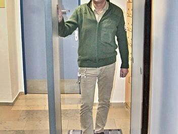 Andreas Mölter in der elektronischen Schleuse im Eingangsbereich der JVA BambergHelmut Will
