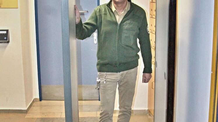 Andreas Mölter in der elektronischen Schleuse im Eingangsbereich der JVA BambergHelmut Will