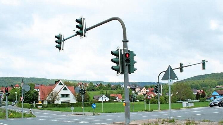 Die Weilersbacher Kreuzung ist trotz Ampel ein Unfallschwerpunkt. Jetzt soll hier ein Kreisverkehr entstehen. Foto: Josef Hofbauer