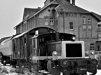 Abschiedsstimmung am 21. Februar 1987. Letztmals wurde von der Porzellanfabrik Eversberg in Burggrub ein Flüssiggaswaggon nach Pressig gefahren. Damit wurde der Fahrbetrieb auf der Nebenstrecke endgültig eingestellt. Foto und Repro: Gerd Fleischmann