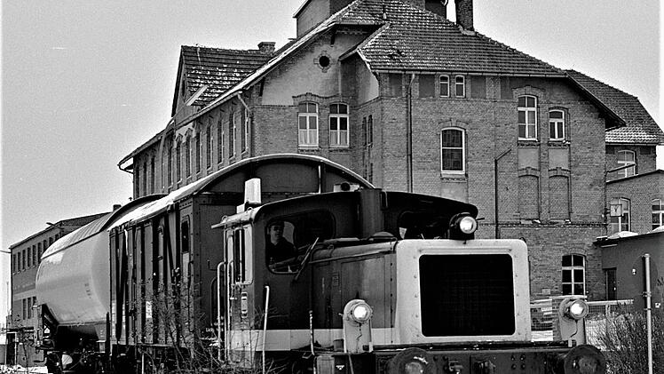 Abschiedsstimmung am 21. Februar 1987. Letztmals wurde von der Porzellanfabrik Eversberg in Burggrub ein Flüssiggaswaggon nach Pressig gefahren. Damit wurde der Fahrbetrieb auf der Nebenstrecke endgültig eingestellt. Foto und Repro: Gerd Fleischmann
