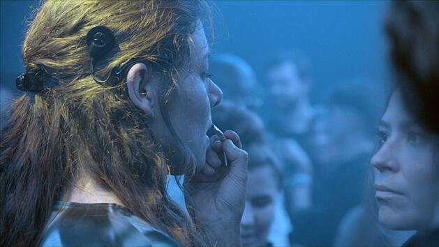 F&uuml;r ihre Rolle tr&auml;gt Schauspielerin Athena Lange ein Cochlea-Implantat. Im echten Leben tr&auml;gt die geh&ouml;rlose Schauspielerin keine H&ouml;rprothese.