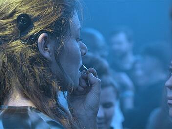 F&uuml;r ihre Rolle tr&auml;gt Schauspielerin Athena Lange ein Cochlea-Implantat. Im echten Leben tr&auml;gt die geh&ouml;rlose Schauspielerin keine H&ouml;rprothese.