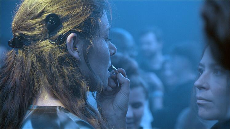 F&uuml;r ihre Rolle tr&auml;gt Schauspielerin Athena Lange ein Cochlea-Implantat. Im echten Leben tr&auml;gt die geh&ouml;rlose Schauspielerin keine H&ouml;rprothese.