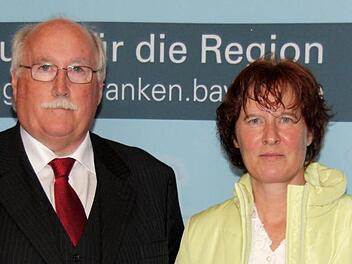 Regierungspräsident Wilhelm Wenning überreichte Tanja Beuschel am Freitagnachmittag in Bayreuth die Bayerische Rettungsmedaille für ihre vorbildliche und bewunderswerte Tat. Foto: W. Traß