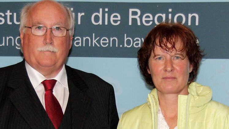 Regierungspräsident Wilhelm Wenning überreichte Tanja Beuschel am Freitagnachmittag in Bayreuth die Bayerische Rettungsmedaille für ihre vorbildliche und bewunderswerte Tat. Foto: W. Traß