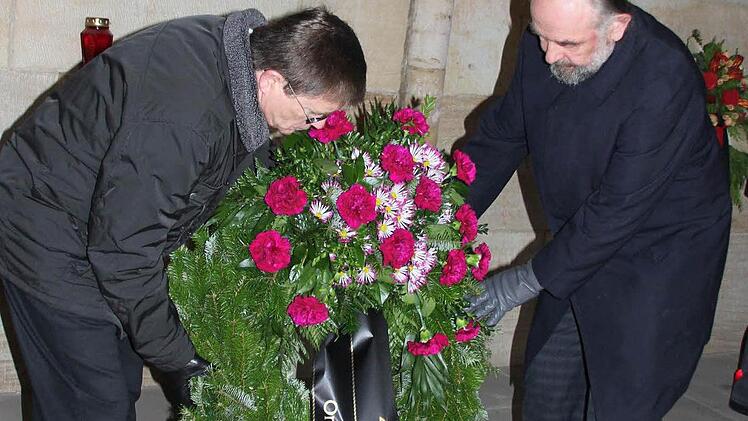 Winfried Golonka (links) und Michael Hofmann richteten den Kranz des VdK-Ortsverbandes.Fotos: Ralf Kestel