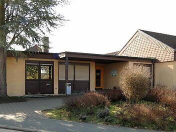 Der Kindergarten in Poxdorf im derzeitigen Zustand, der Eingangsbereich vorn  Foto: Dagmar Niemann