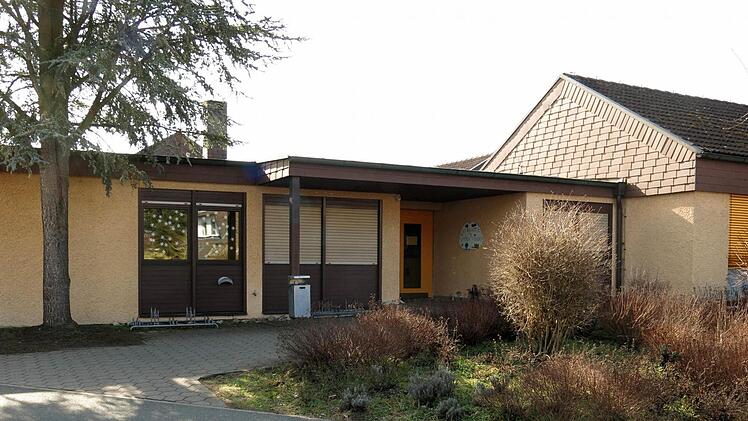 Der Kindergarten in Poxdorf im derzeitigen Zustand, der Eingangsbereich vorn  Foto: Dagmar Niemann