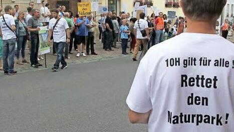 Die Retter des Naturparks vor dem Eberner Rathaus. Foto: Klaus Schmitt