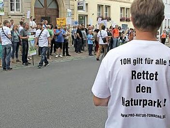 Die Retter des Naturparks vor dem Eberner Rathaus. Foto: Klaus Schmitt