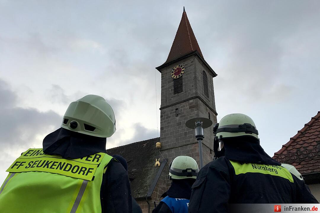 Wetterhahn stürtzt von Kirche in Seukendorf