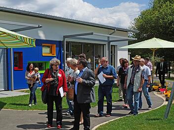 Das neue 2014 eingeweihte Gebäude an der Kita St. Christophorus für die Kinderkrippe, aufgenommen bei der Besichtigung der Bewertungskommission beim Dorfwettbewerb "Unser Dorf soll schöner werden". Das Gebäude war die letzte große Baumaßnahme in Sachen Kinderbetreuung in Zapfendorf.Foto: Johannes Michel