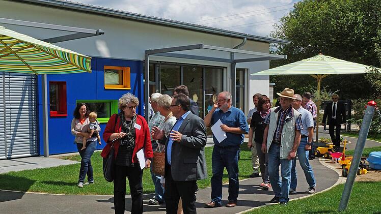 Das neue 2014 eingeweihte Gebäude an der Kita St. Christophorus für die Kinderkrippe, aufgenommen bei der Besichtigung der Bewertungskommission beim Dorfwettbewerb "Unser Dorf soll schöner werden". Das Gebäude war die letzte große Baumaßnahme in Sachen Kinderbetreuung in Zapfendorf.Foto: Johannes Michel