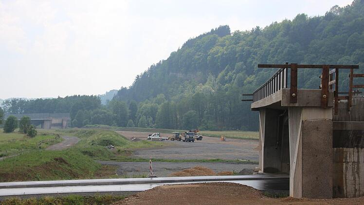 Die beiden Brücken der Ortsumfahrung von Zeyern stehen schon. In der Fläche dazwischen stocken die Arbeiten seit November 2017. Das Staatliche Bauamt wirft einer Baufirma vor, nicht ordnungsgemäß gearbeitet zu haben.   Foto: Andreas Schmitt