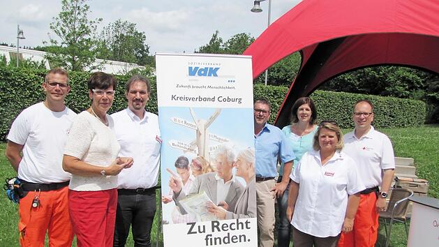 VdK-Aktionstag in (von links): Philipp Köster (BRK), Susann Biederfeld, Bernd Seifert, VdK-Kreisgeschäftsführer Thomas Steinlein, Bettina Prechtl sowie Michaela Lech und Oliver Jauernig (BRK)  Foto: Martin Koch