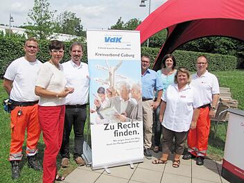 VdK-Aktionstag in (von links): Philipp Köster (BRK), Susann Biederfeld, Bernd Seifert, VdK-Kreisgeschäftsführer Thomas Steinlein, Bettina Prechtl sowie Michaela Lech und Oliver Jauernig (BRK)  Foto: Martin Koch
