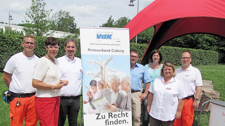VdK-Aktionstag in (von links): Philipp Köster (BRK), Susann Biederfeld, Bernd Seifert, VdK-Kreisgeschäftsführer Thomas Steinlein, Bettina Prechtl sowie Michaela Lech und Oliver Jauernig (BRK)  Foto: Martin Koch