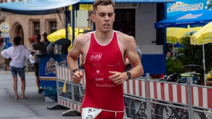 Erstaunlich frisch wirkte der Gesamtsieger bei den Herren Stefan Betz im Zieleinlauf. Foto: Klaus Gagel