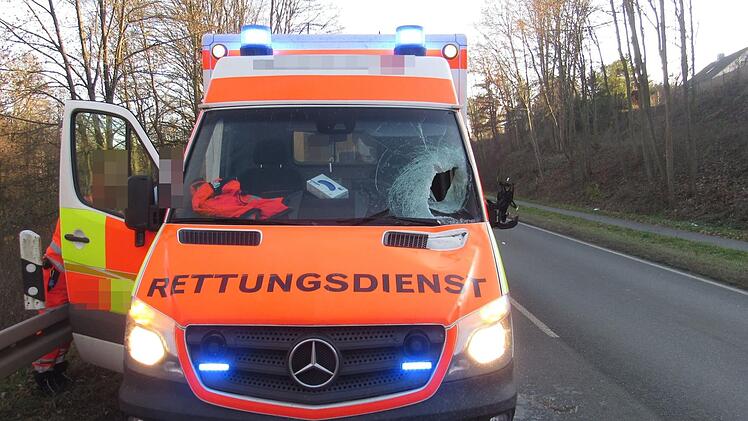 Durch eine herabfallende Eisplatte zersplitterte in Oberkotzau die Frontscheibe eines Rettungswagens. Ein Insasse wurde verletzt. Foto: Polizei
