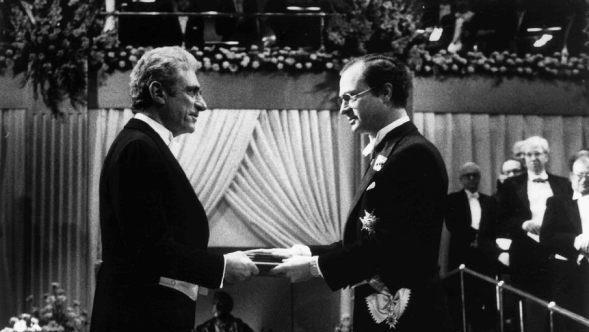 Aus den Händen von Schwedens König Carl Gustav erhielt Jack Steinberger 1988 seinen Nobelpreis.  Foto: Nobelpreiskomitee