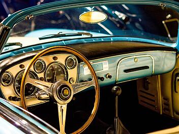 Lenkrad eines Oldtimers