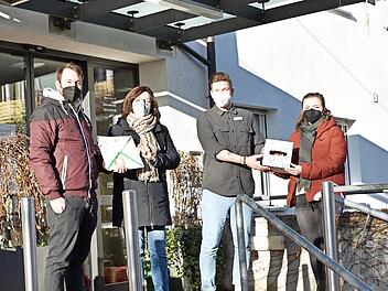 Bei der Übergabe der Kindergrüße (von links) Jan Ammensdörfer von iSo e.V, Christine Lechner, Leiterin des Seniorenzentrums Albrecht Dürer, Pflegedienstleiter Michael Münch und Theresa Banzhaf, die den Familientreff Löwenzahn leitet