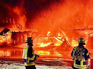 Gro&szlig;einsatz der Feuerwehr bei Lagerhallenbrand bei Ebern