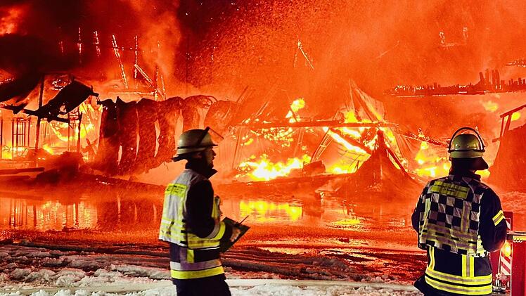 Gro&szlig;einsatz in Ebern: Scheune mit tausenden Autoreifen abgebrannt