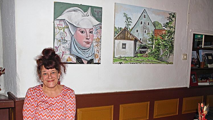 Vereinschefin und Mitbesitzerin Lisa Weniger blickt mit Wehmut auf die fast dreij&auml;hrige Geschichte des Kulturvereins Schottersm&uuml;hle in der historischen Gaststube zur&uuml;ck.