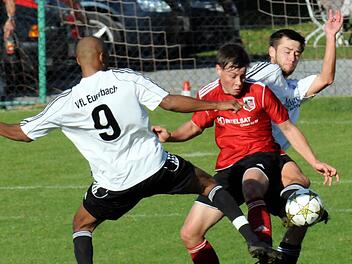Keilerei: Von allerlei Euerbacher Extremitäten sieht sich Fuchsstadts Simon Bolz (rotes Trikot) bedrängt. Foto: ssp