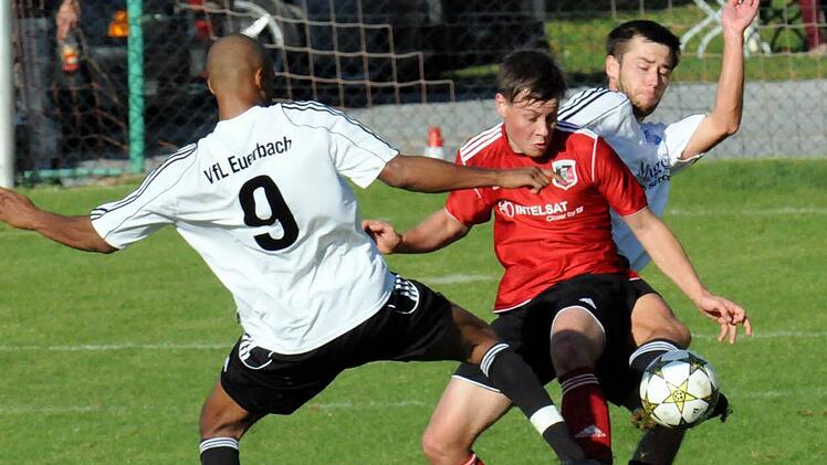 Keilerei: Von allerlei Euerbacher Extremitäten sieht sich Fuchsstadts Simon Bolz (rotes Trikot) bedrängt. Foto: ssp